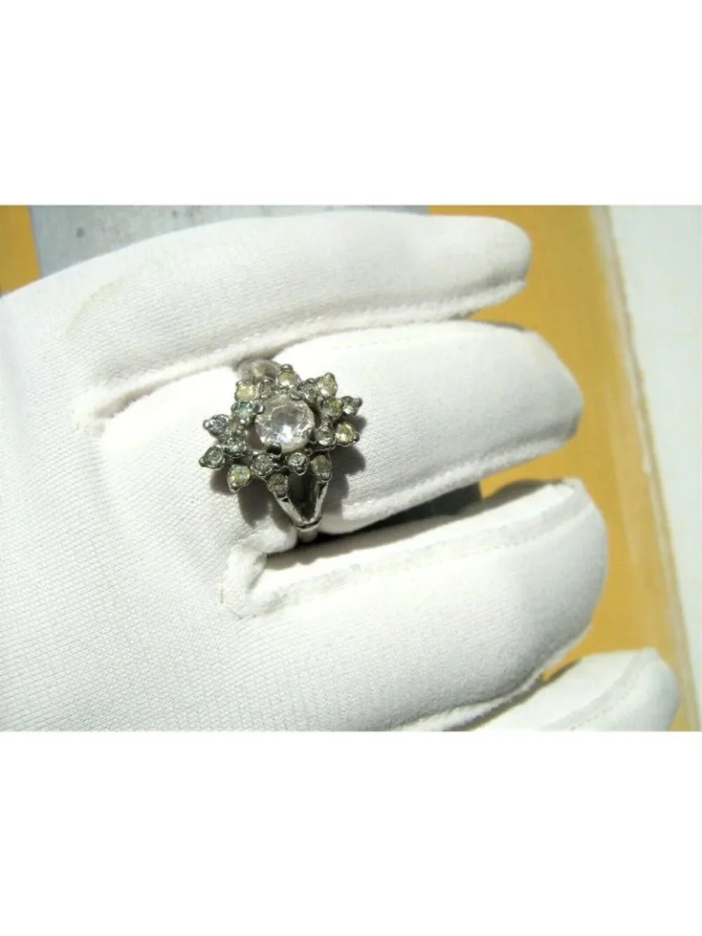 Vintage 1970s Light Green Clear Glass Flower Silver Tone Cocktail Ring Sz 8.25